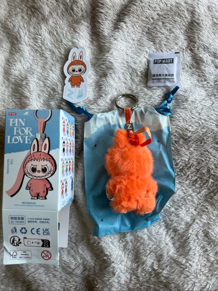 Labubu pin for love lettre Z 🧡 popmart - photo numéro 2