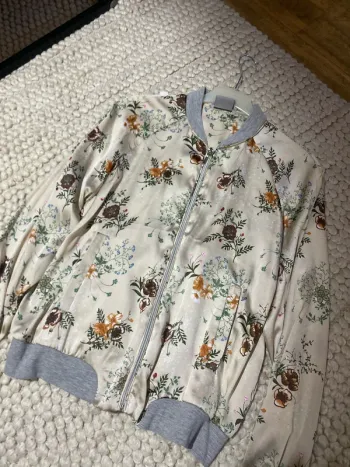 Bomberjacke mit Blumen