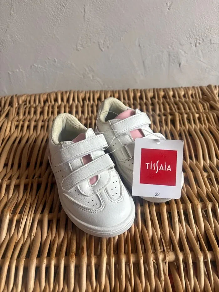 Chaussures à scratch. Pointure 22 neuf avec étiquette