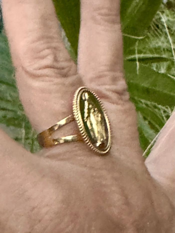 Bague réglable grosse médaille vierge en relief acier inoxydable or - photo numéro 4