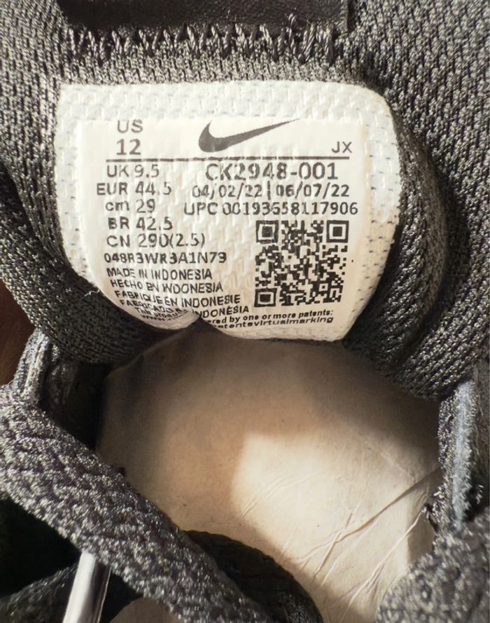 Baskets Nike Venture Runner – Taille 44,5 – Noir/Blanc – Neuf avec étiquette - photo numéro 13