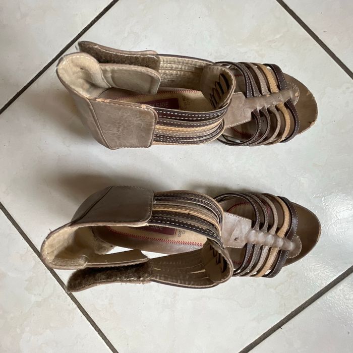 Bus pieds talons compensés