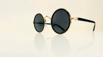 Lunette de soleil mixte ronde noire et dorée UV protection catégorie 3