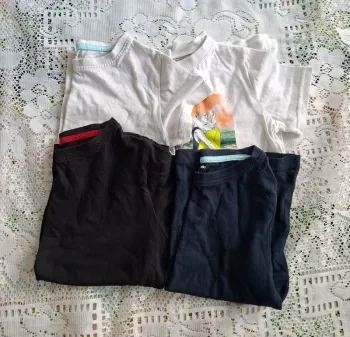 Lot 4 t-shirts enfants - Kiabi - 4ans - 3 neufs et 1 en très bon état
