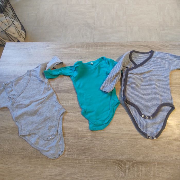 Lot 3 bodies manches longues taille 6 mois