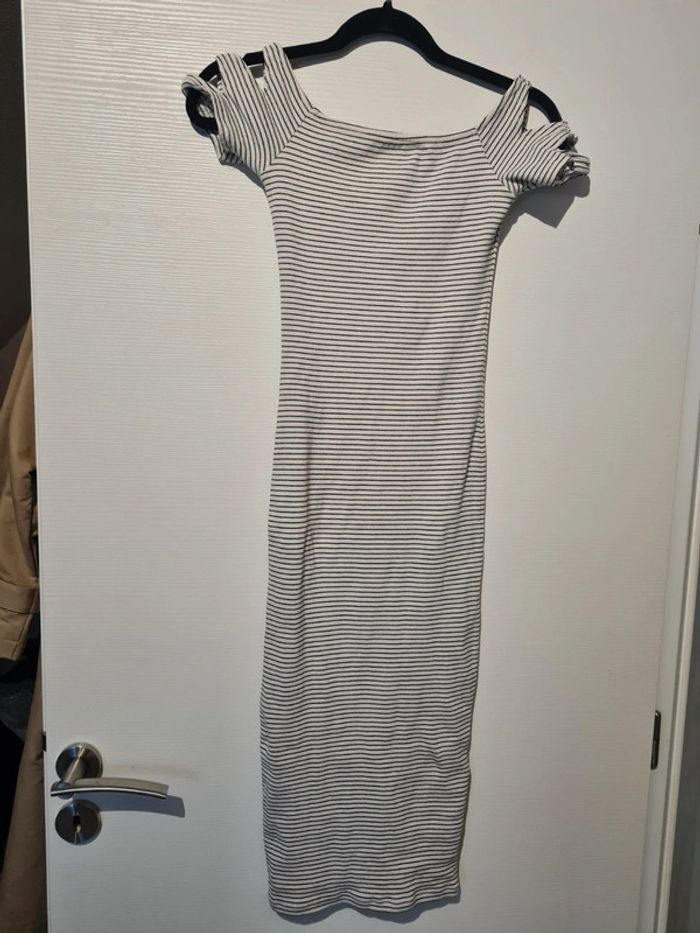 Robe épaules dénudées Amisu longueur sous le genoux taille 36