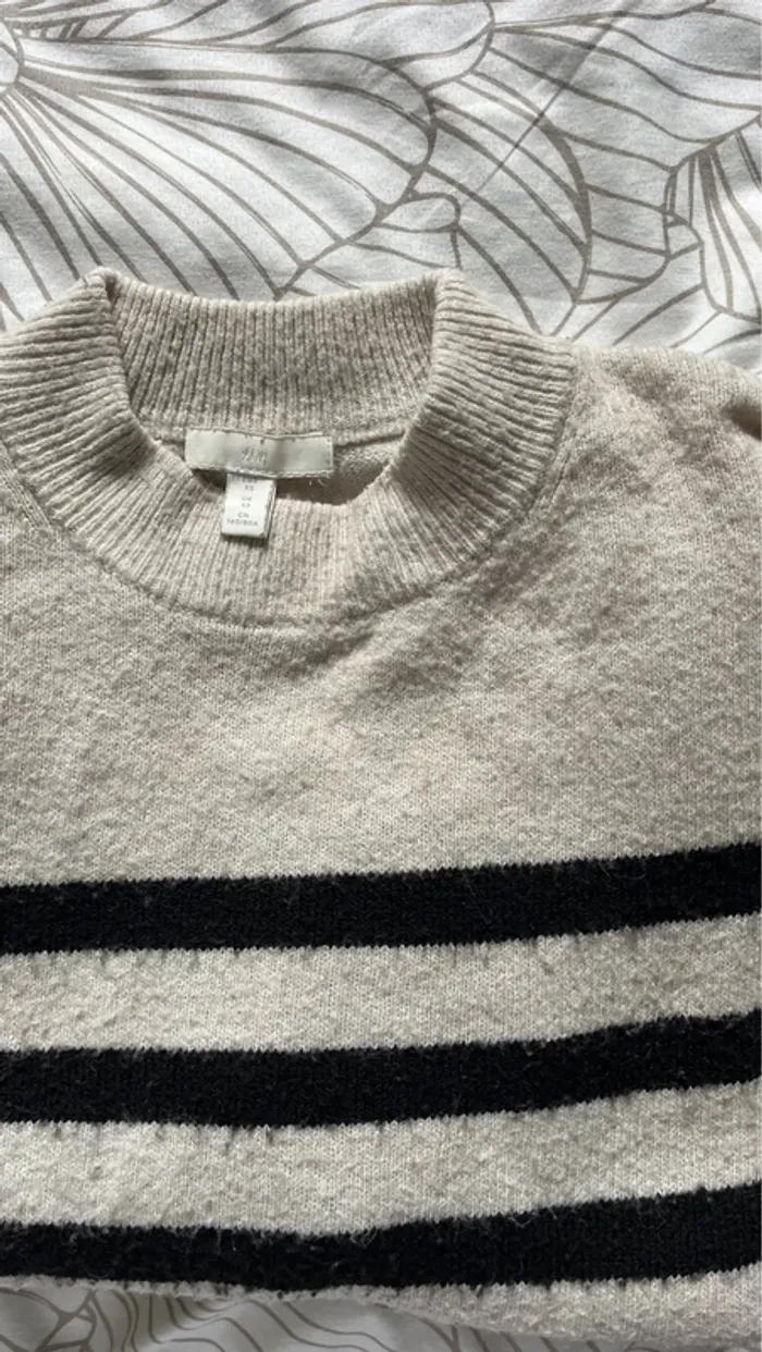 Pull beige rayé noir - photo numéro 2