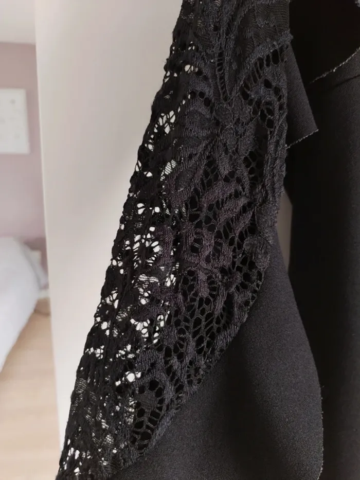 Tee shirt noir avec dentelle - photo numéro 4