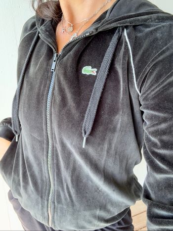 Veste à capuche Lacoste Sport vintage de couleur noire. Taille 40 (équivalent à une taille 38 européenne).