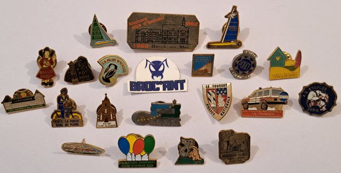 Lot de 20 pin's thème Cote d'Opale Berck Le Touquet et autre
