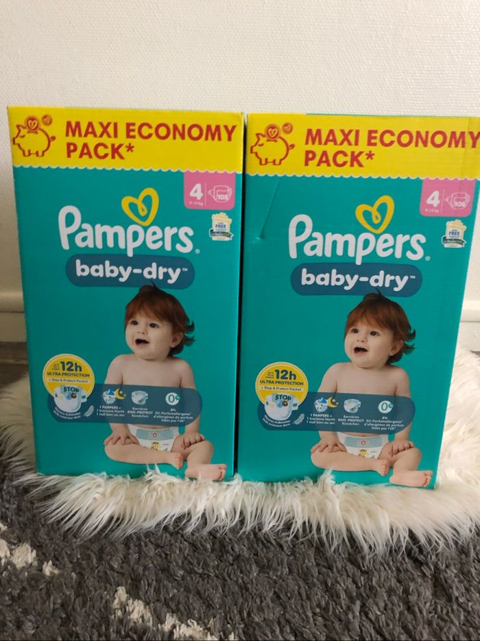 2 cartons de couches Pampers taille 4