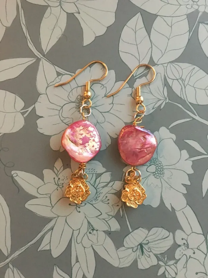 Boucles d’oreilles en nacre teintée rose