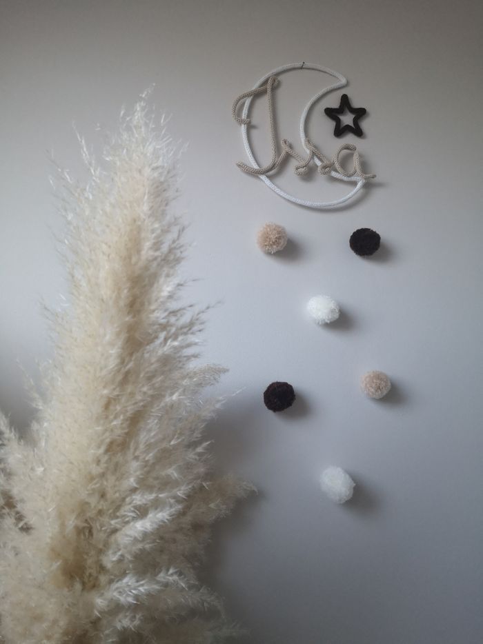 Prénom tricotin déco lune étoile et pompons - photo numéro 4