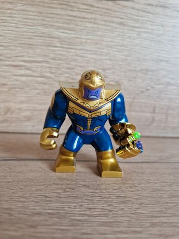 Figurine type lego Thanos Marvel