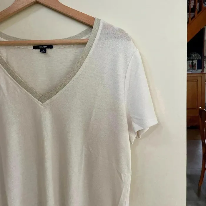 T-shirt blanc cassé Kiabi T.S, col V, manches courtes, maille fine fluide, basique chic V039 - photo numéro 3