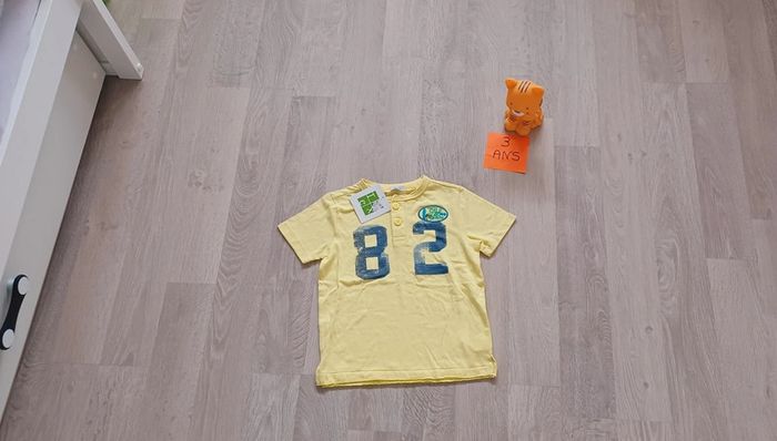 Tee-shirt manches courtes garçon, jaune clair, taille 3-4 ans, marque Tex, neuf avec étiquette 🏷.