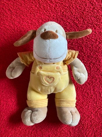 Mots d'enfants peluche doudou adorable chien beige marron salopette jaune coeur 24 cm neuf jamais utilisé 