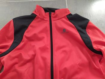 Veste de survêtement rouge et noire neuve en 14 ans