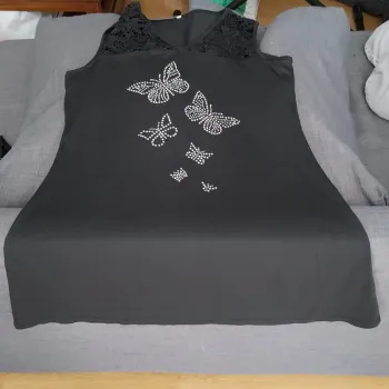 2 robes noires : strass papillon et coeur