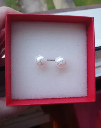 Boucles d'oreilles perle blanche motif fleurs