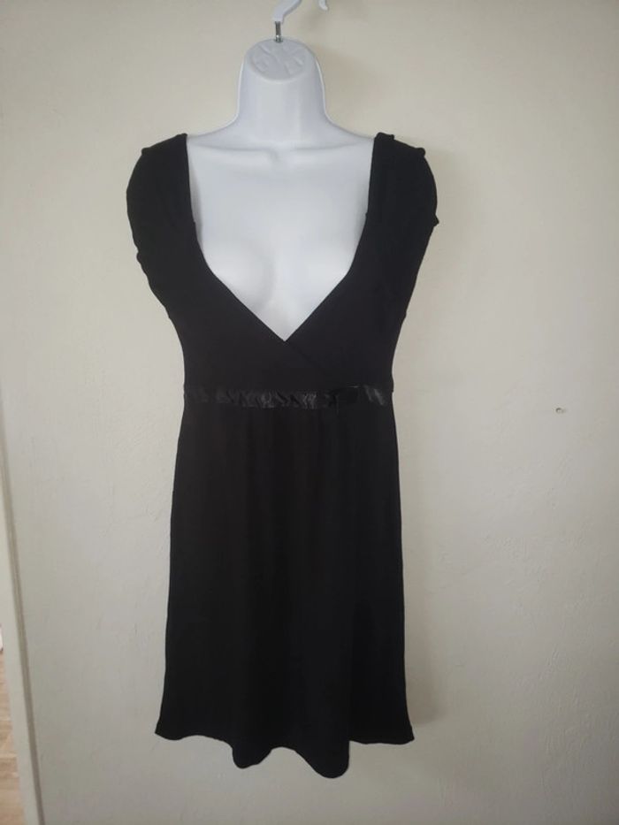 Robe noir décolleté