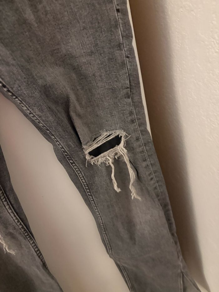 Jeans avec fente et trou - photo numéro 3