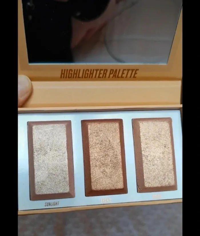 By Beauty Bay Golden Glow Highlighter Palette Teinte Golden Glow
Neuf - photo numéro 2
