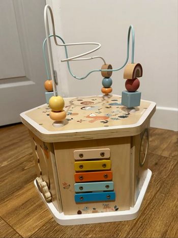 Grand cube en bois d’activité