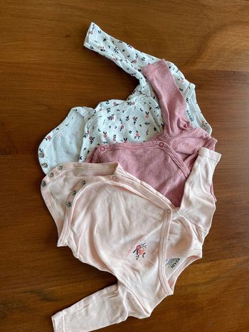 Lot de 3 bodies Kiabi taille 1 mois bon état.