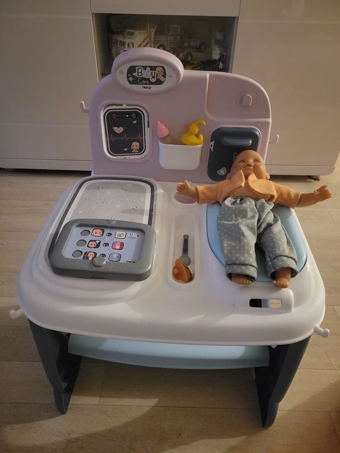 Table de docteur smoby avec 1 poupée corolle