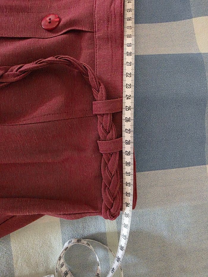 Jupe, rose/bordeaux, en excellent état, en polyester/viscose/lin, fermeture dos par zip& bouton, ceinture élastique + cordon décoratif, 2 poches avec déco, largeur de taille 35cm, longueur 72cm, marque Armand Thiery =8€ - photo numéro 6