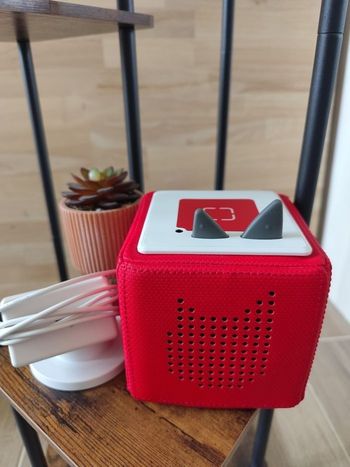 Toniebox rouge avec son chargeur comme neuve 