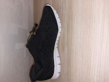 baskets ultra légère noire et blanche 36