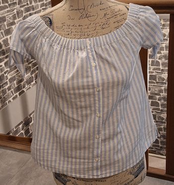 Blouse boutonnée rayée blanche et bleu ciel