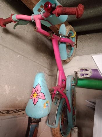 Vélo dora 12 pouces (avec petites roues) très peu servi mais bon état