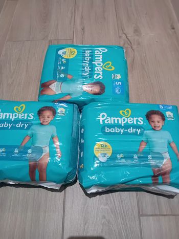 Couches pampers baby-dry taille 5. Paquet plastique 