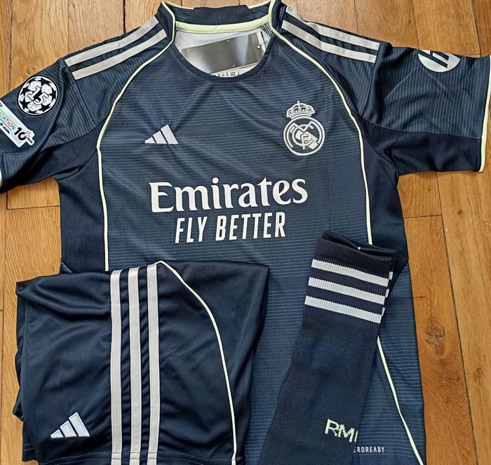 Taille 8 ans Real de Madrid Mbappe modèle 2026 marine extérieur - photo numéro 2