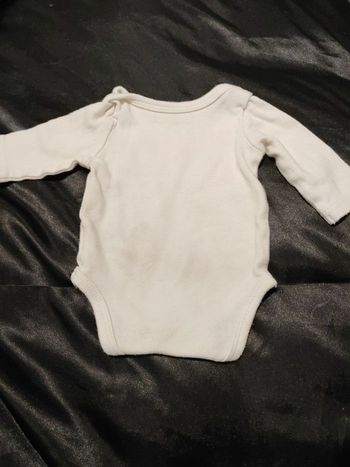 Vend body blanc classic 1 mois