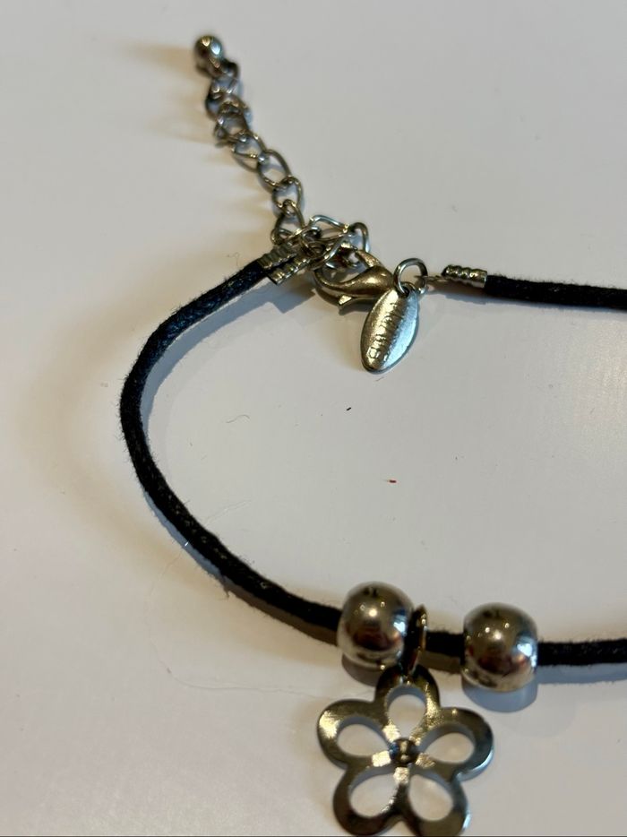 Bracelet fleur en métal argenté sur cordon noir - photo numéro 4