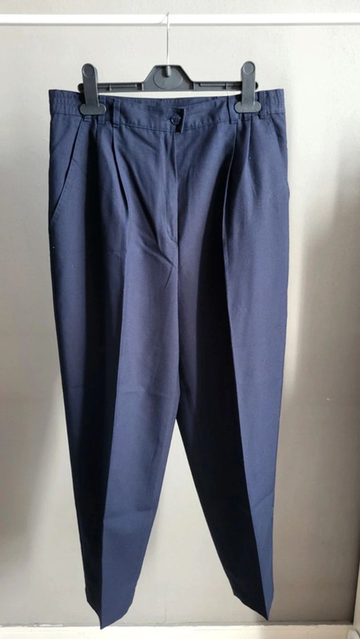 Pantalon droit de couleur marine - photo numéro 3
