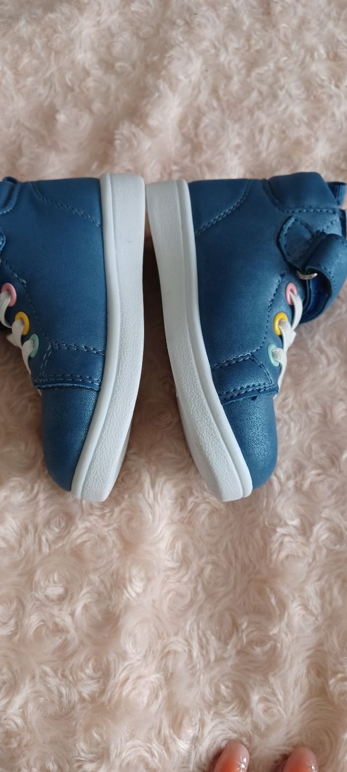 Très jolie paires de baskets fille Pointure 22 - photo numéro 2