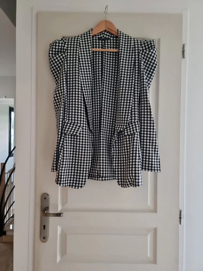 Blazer à carreaux et épaules bouffantes