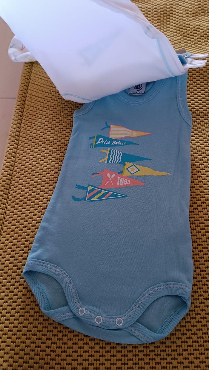 Petit Bateau. Lot de 3 Bodies débardeurs . Bébé de 6 mois/67 cm - photo numéro 4