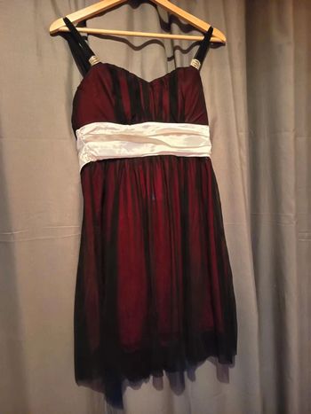 Robe soirée à bretelles. Voile noir, avec dessous fushia. Marque dolce vita