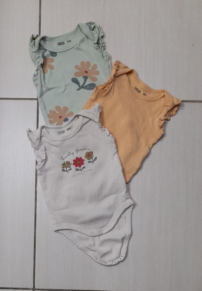 Bodies manches courtes 6 mois
Bon état