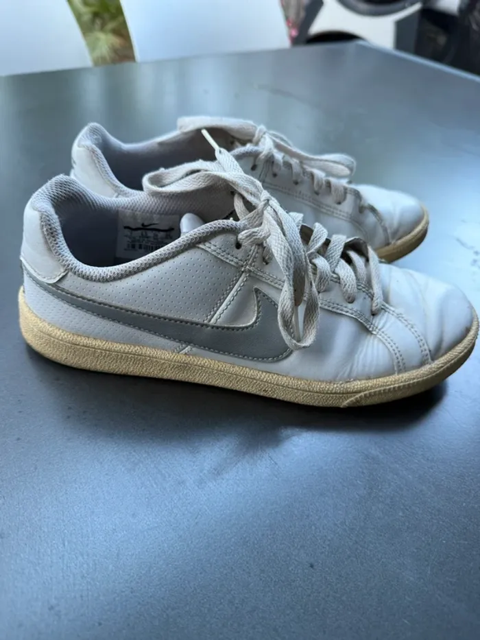 Basket Nike femme blanche avec virgule argenté pointure 38 - photo numéro 2