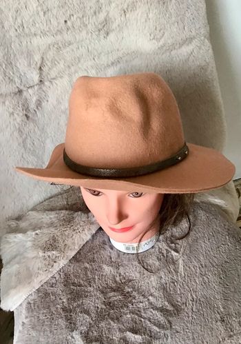 Chapeau 100% laine couleur beige taille 57 (0124)