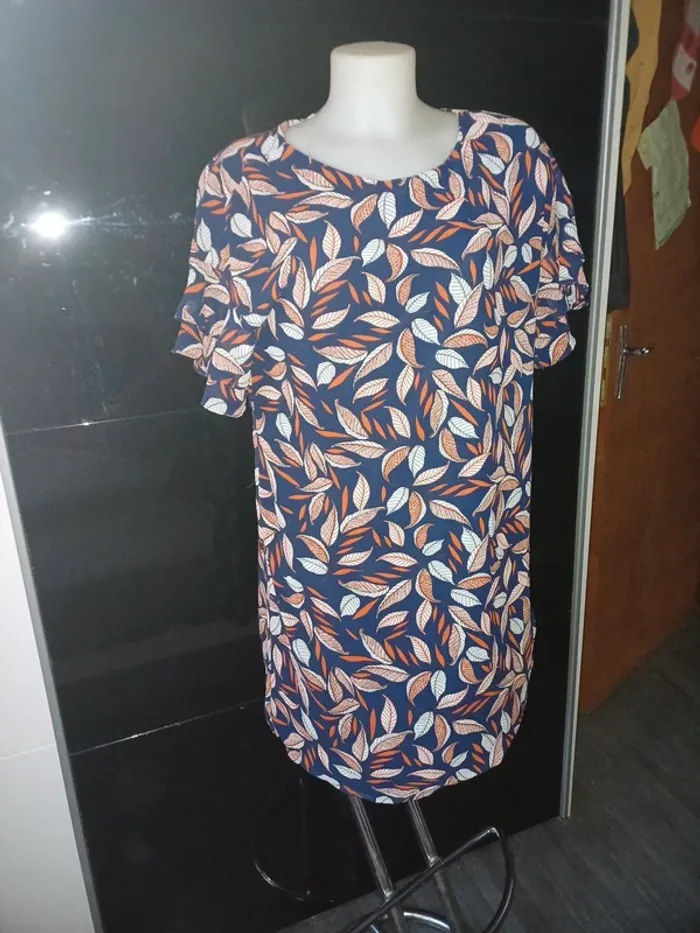 Jolie robe droite taille L motifs