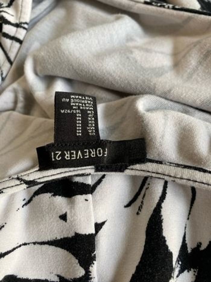 Robe  dos nu noire grosses pâquerettes blanches 38 Forever 21 - photo numéro 5