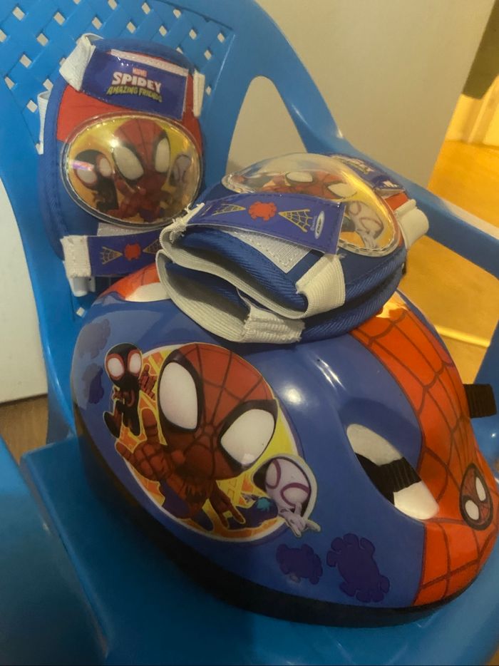 Casque de protection vélo enfant Spiderman avec protège genoux et coudes - photo numéro 4